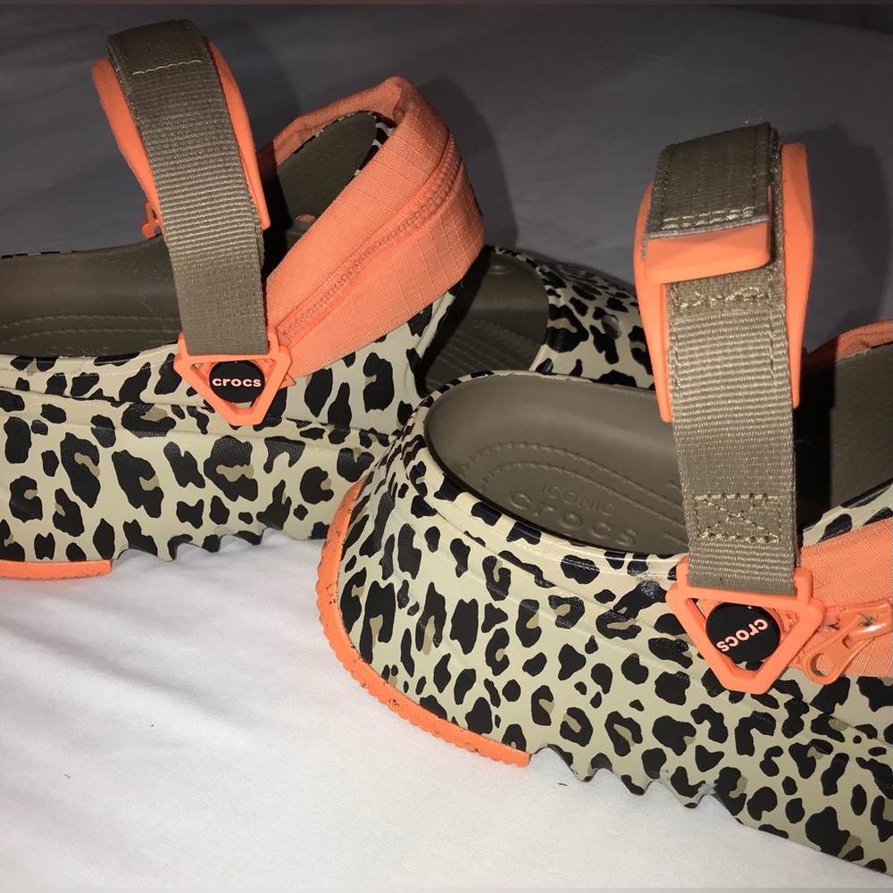 Crocs Hiker Xscape Khaki Leopard Sandal Clogs with zippered pouch - Picture 5 of 9